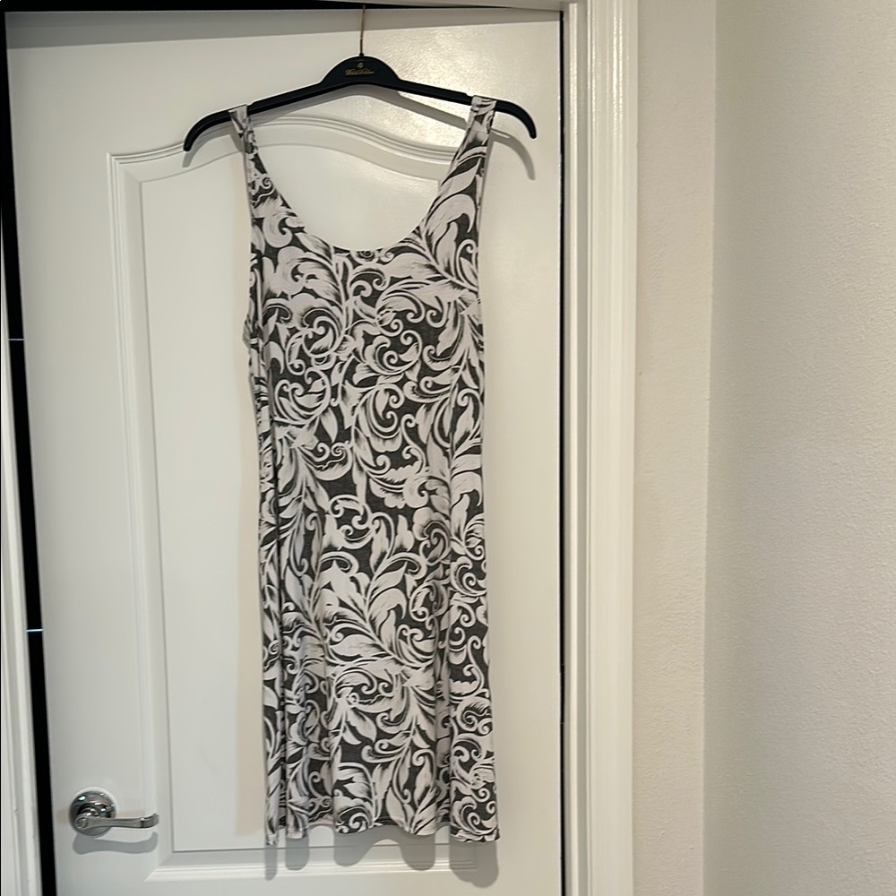 Black and White Floral Patterned Dress
